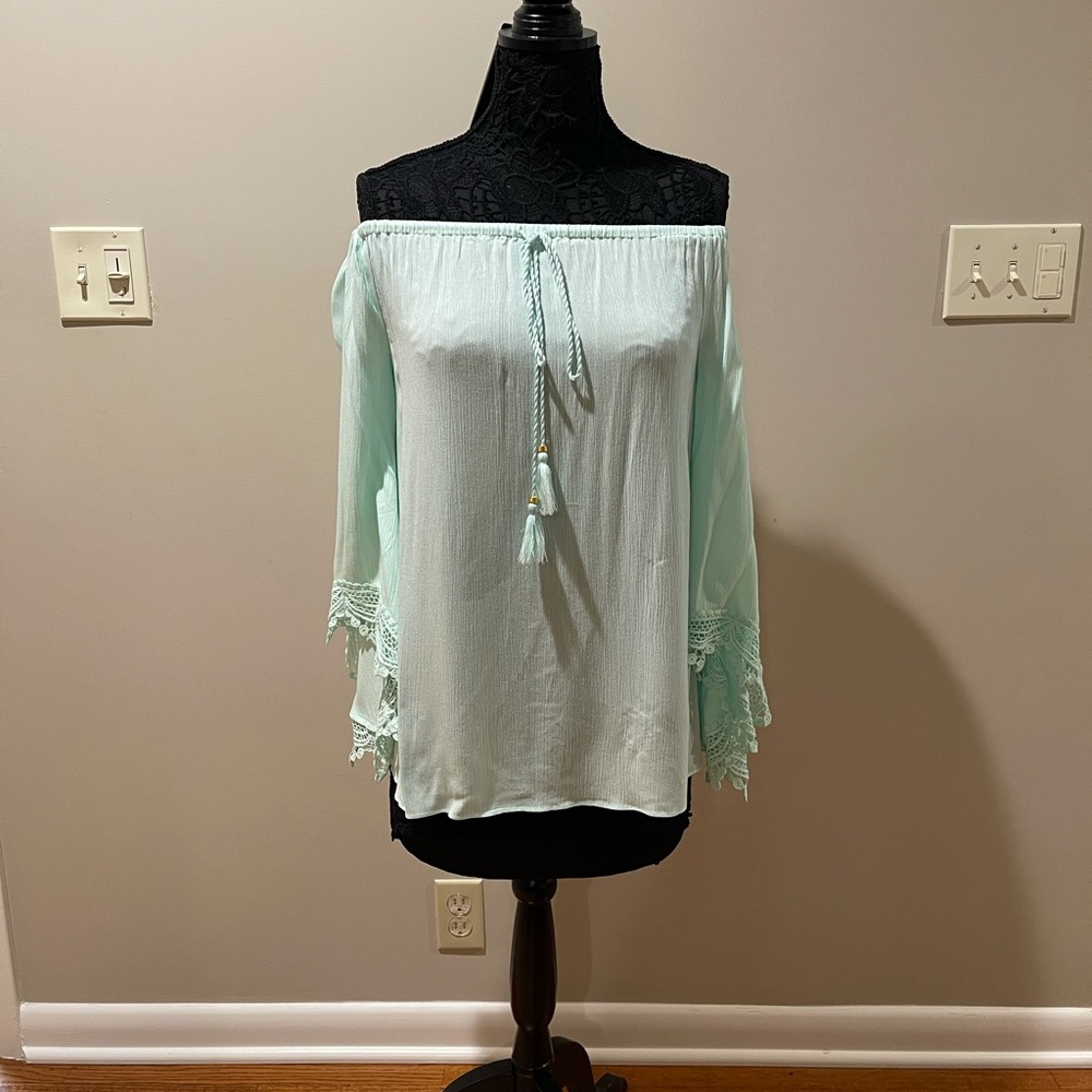 Guess off the shoulder blouse